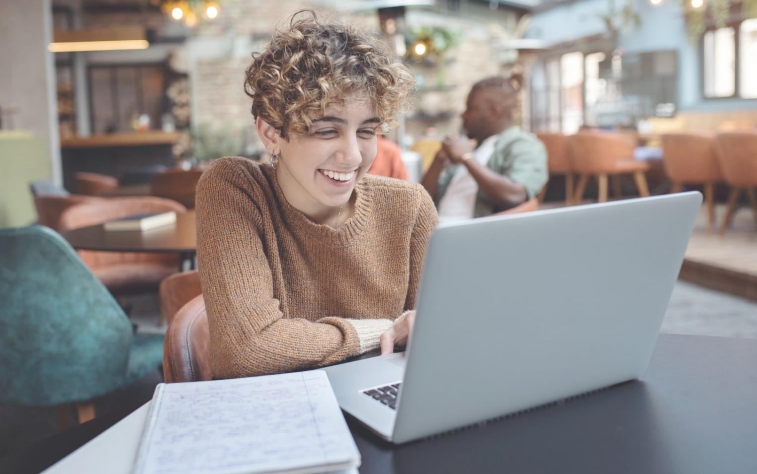 Profesional analizando datos financieros en un entorno de trabajo moderno